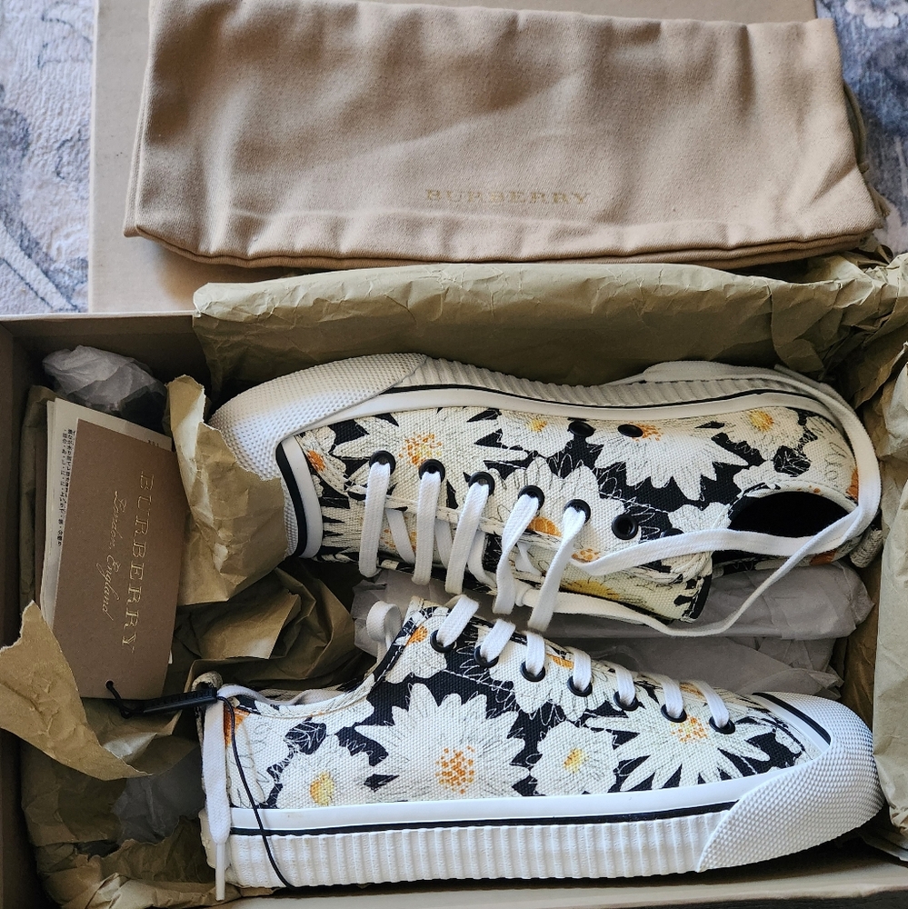 Burberry Kingly Low Top Sneakers